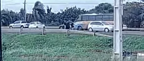 Fiat Argo perde o controle após ultrapassagem e bate em viatura da Polícia Federal no quilômetro 576 da BR-277.