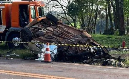 Jeep Compass ficou destruído após colisão frontal com uma carreta na PR-573, entre Corbélia e Braganey. Foto:Reprodução 
