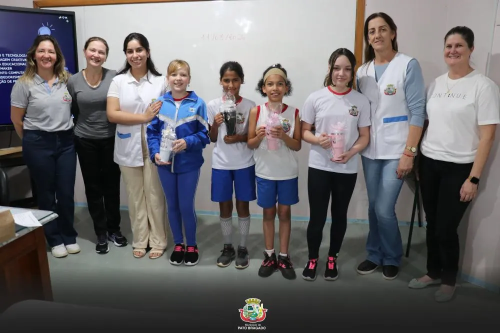 Alunas da Escola Municipal Marechal Deodoro recebem premiação do Projeto MPT na Escola em Pato Bragado. Foto: Divulgação/Assessoria