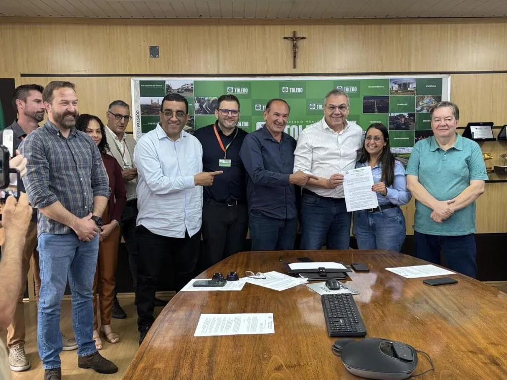 Decreto que eleva o vale-alimentação foi assinado nesta quinta-feira, no Gabinete do Prefeito de Toledo.
