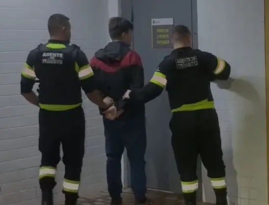 Jovem de 23 anos foi preso após ser flagrado em um racha na Avenida da FAG, em Cascavel.