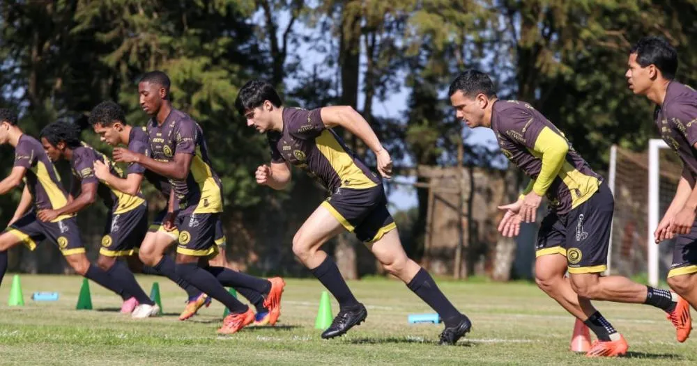 Jogadores do Cascavel realizam jogo-treino no CT da equipe neste sábado em preparação para a Copa Paraná. Foto: Divulgação/Assessoria