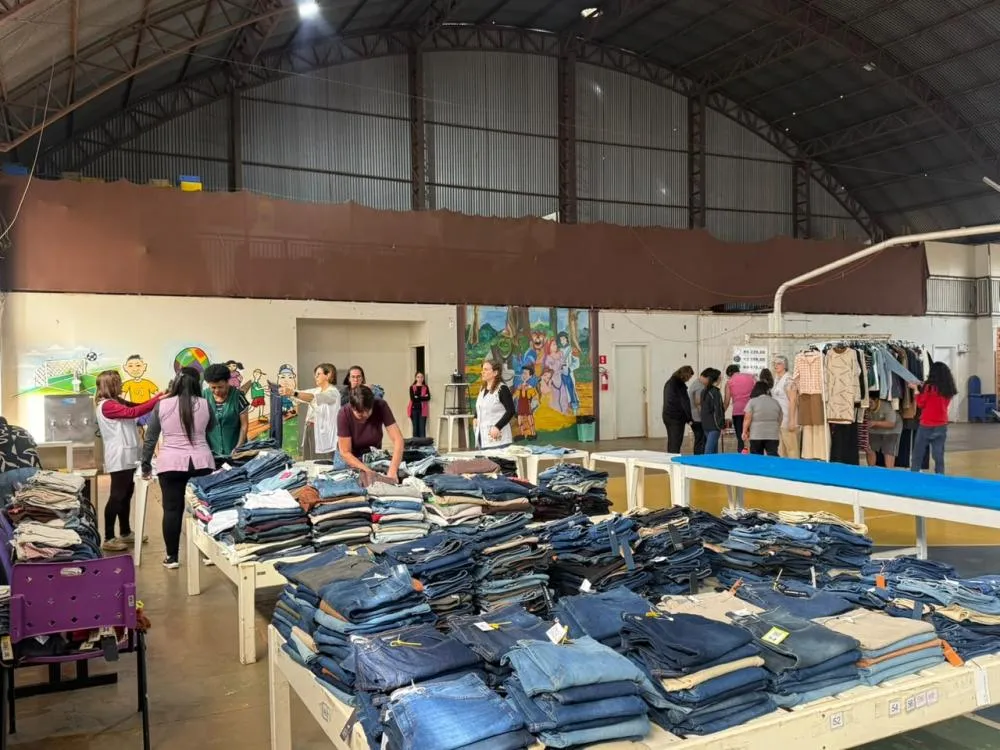 Calças, jaquetas e shorts de diferentes marcas estão disponíveis no bazar.