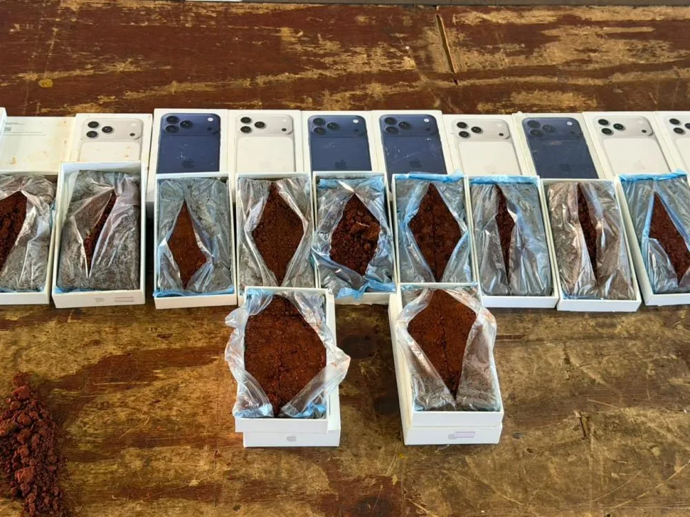 Receita Federal encontrou terra dentro de caixas que simulavam transporte de celulares na Ponte da Amizade.
