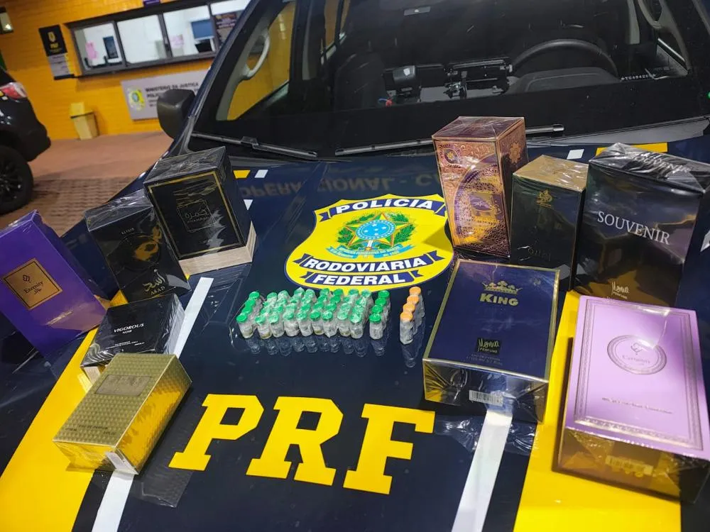 A Polícia Rodoviária Federal apreendeu mercadorias e medicamentos sem documentação fiscal na BR-277, em Cascavel. Foto: Divulgação/PRF