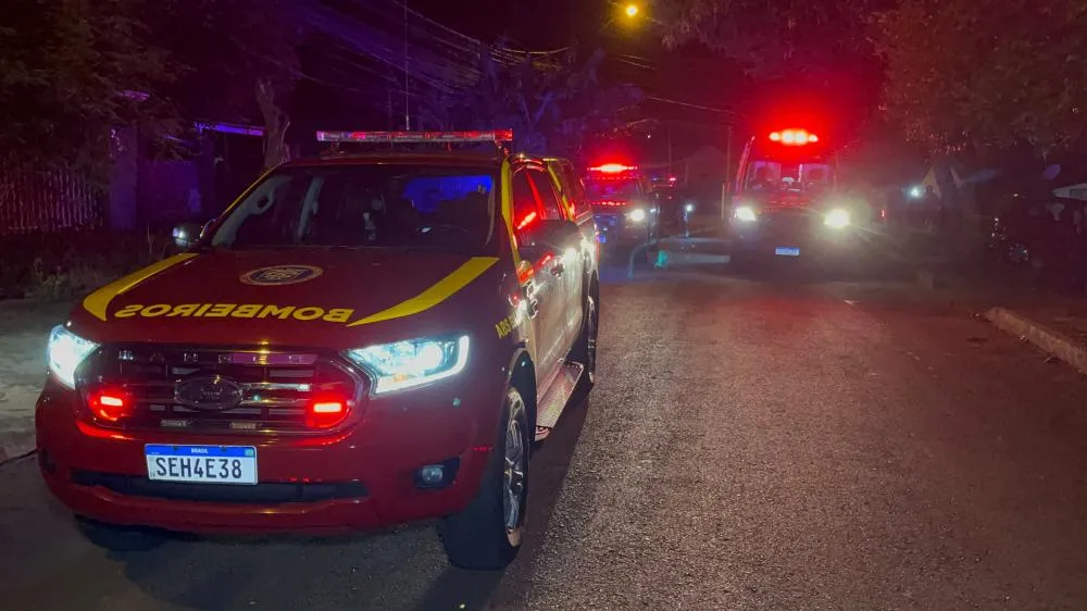 Três pessoas ficaram feridas após uma briga com facas na Rua Serra do Mar.