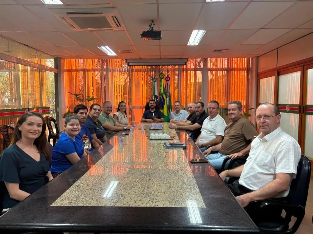 O prefeito Adriano Backes e o vice-prefeito Vanderlei Sauer recebem a comitiva da APAE para apoiar a divulgação do almoço solidário.Foto: Divulgação/Assessoria
