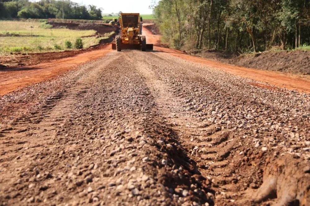 Trecho de 1.811 metros de estrada rural recebe serviços de readequação executados pela Prefeitura de Nova Santa Rosa na localidade de XV de Dezembro. Foto: Divulgação/Assessoria