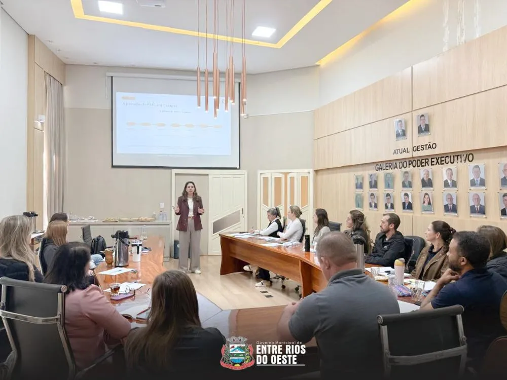 Integrantes da Secretaria Municipal de Educação e Cultura de Entre Rios do Oeste organizam a elaboração do Plano Municipal Decenal de Educação. Foto: Divulgação/Assessoria