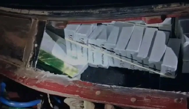 Compartimento oculto no painel do carro era usado para esconder frascos de peptídeos e anabolizantes sem registro sanitário. Foto:Reprodução
