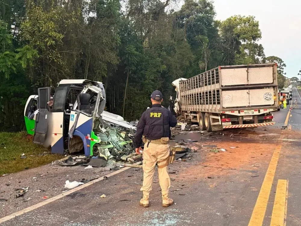 Equipes da Polícia Científica realizam perícia em local de acidente com mortes na região de Ipiranga. Foto: Divulgação/PRF