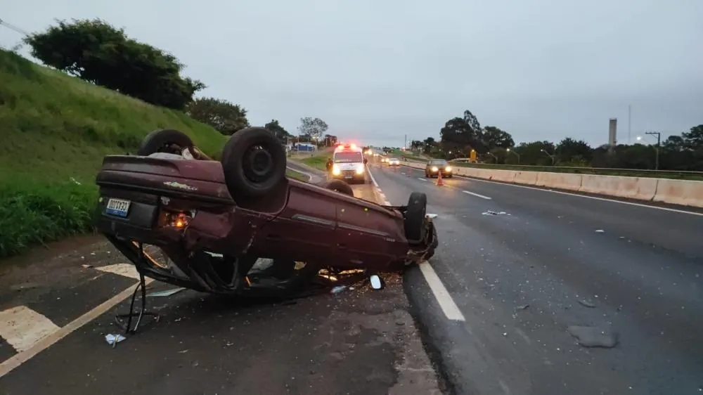 Astra saiu da pista, bateu contra um barranco e capotou na PRC-467, em Cascavel.