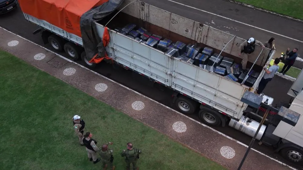 Caminhão transportava mais de 4,2 toneladas de drogas pela BR-277, em Santa Terezinha de Itaipu.