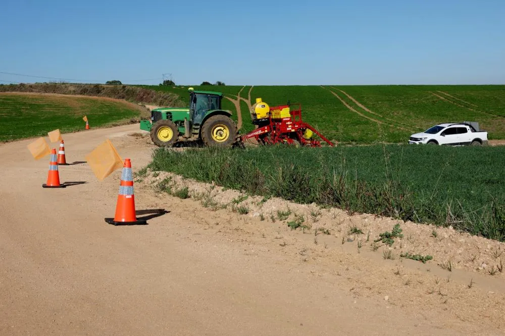 Capacitação reúne conteúdo teórico e atividades práticas para preparar escoltadores de máquinas agrícolas.