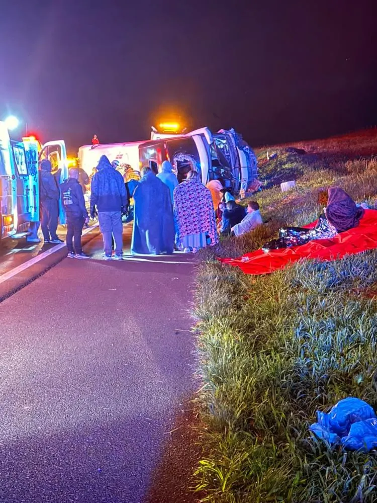 Ônibus de turismo tombou após colisão com um Renault Clio na BR-277, em Candói.
