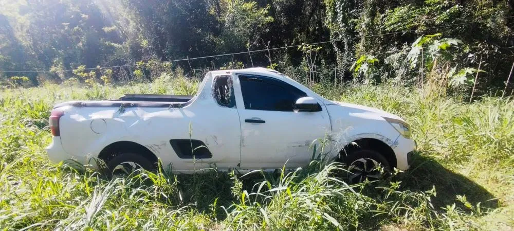 Montana capotou após sair da pista na PR-180, em Cascavel.