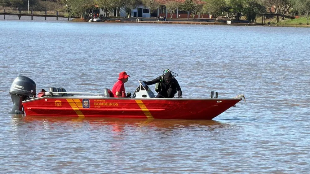 Bombeiros encerraram neste domingo as buscas por Alex B. Viana, desaparecido após uso de jetski.