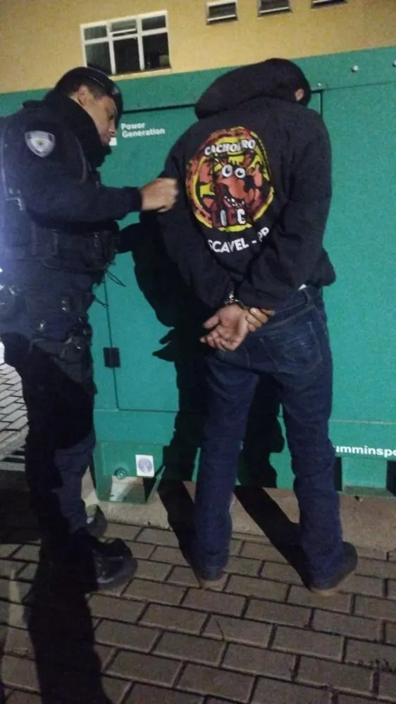Homem de 34 anos foi preso após ser localizado com o caminhão com registro de furto.
