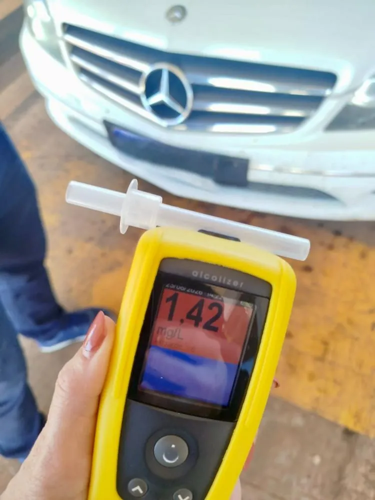 Policiais encontraram 11 latas de cerveja fechadas e uma aberta no interior do veículo.
