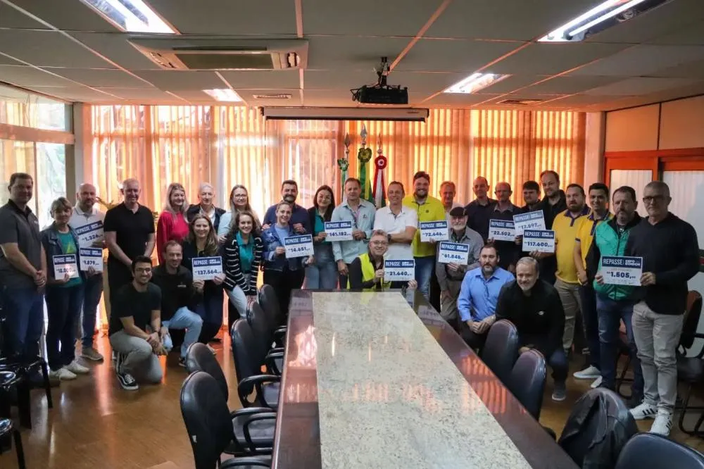 Autoridades municipais e representantes das entidades participaram do ato de repasse realizado em Marechal Cândido Rondon.