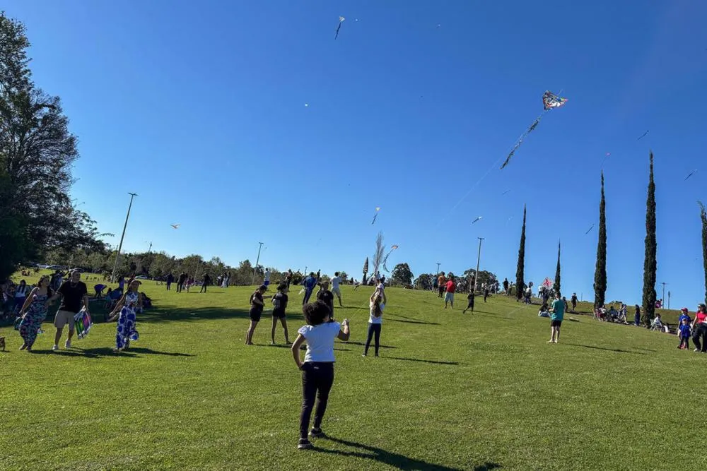 Crianças participaram da programação com pipas e brinquedos infláveis no Parque do Povo.
