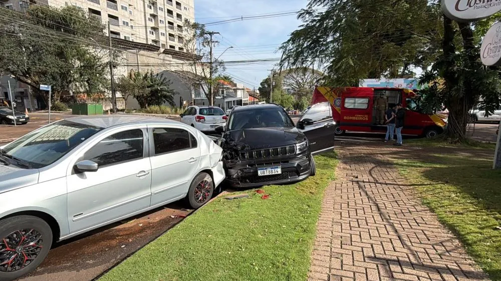 Acidente envolvendo quatro veículos foi registrado no centro de Cascavel na manhã desta terça-feira.