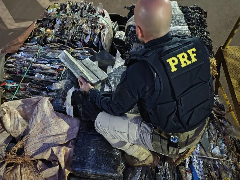 Droga estava escondida na parte dianteira da carroceria de caminhão abordado durante fiscalização de rotina.