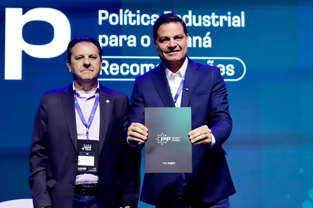 Candidato do PSD recebeu da Fiep a Política Industrial para o Paraná durante o encontro.