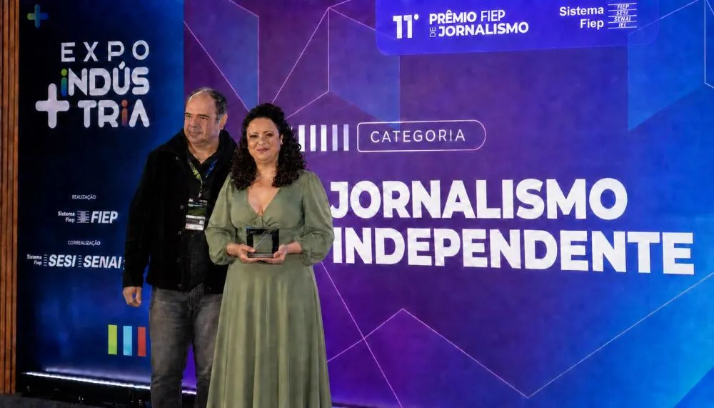 Edna Nunes recebe o Prêmio Sistema Fiep de Jornalismo pela terceira vez, em Curitiba.