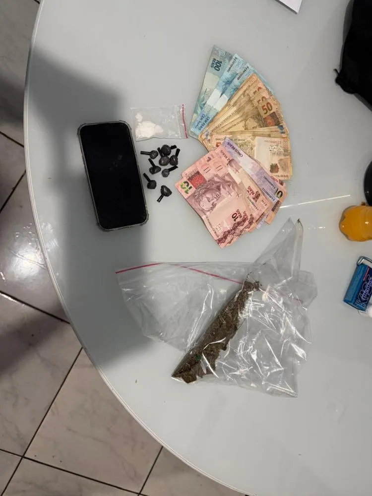 Drogas, dinheiro, arma e munições foram apreendidos durante a operação em Missal.