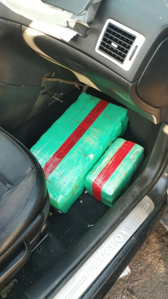 Maconha: quase 50 kg da droga são encontrados em carro após sinistro