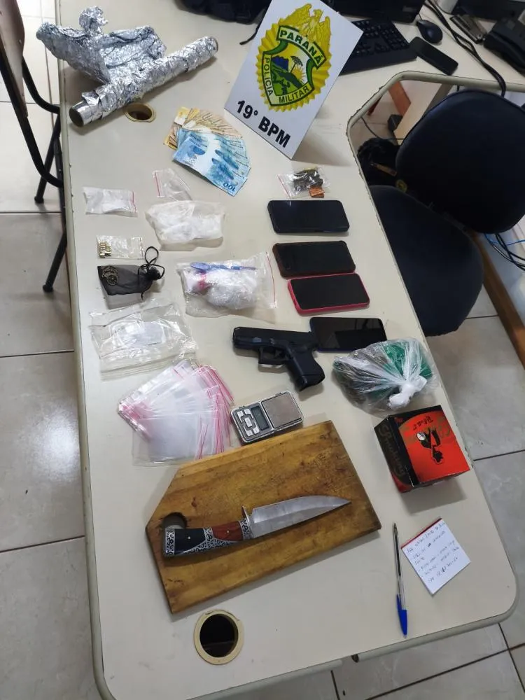 Ação conjunta do 19º BPM terminou com duas pessoas presas por envolvimento com tráfico de drogas.