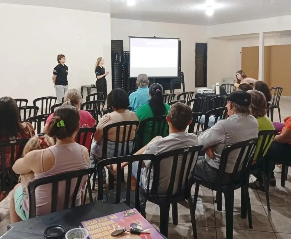 Encontro na Asmunsar abordou informação, proteção e mecanismos de denúncia durante a campanha Agosto Lilás.