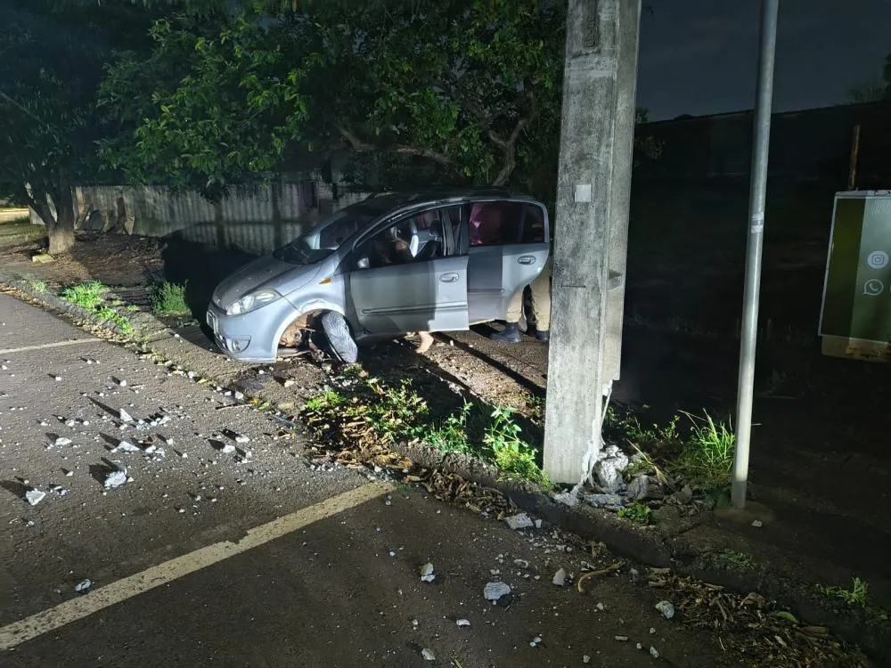 Chery Face atingiu um poste da Copel durante a madrugada na Rua Cuiabá, em Cascavel.