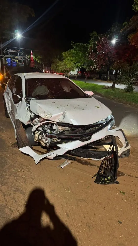 Fuga começou durante fiscalização na PRC-272 e terminou com acidente na cidade.
