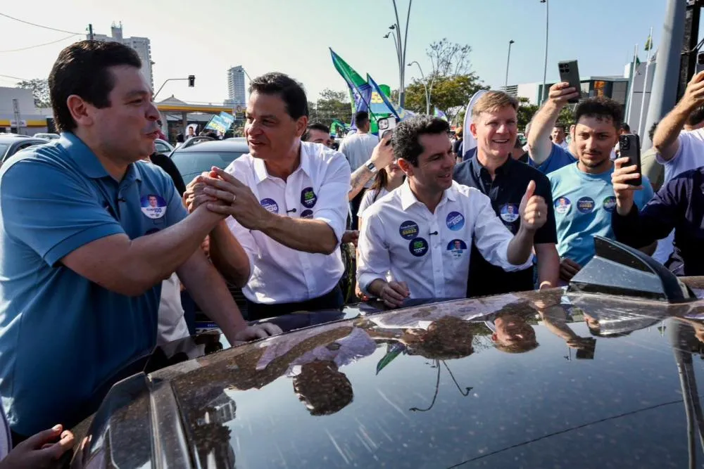 Gugu Bueno reúne apoiadores durante adesivaço realizado neste sábado na Praça da Bíblia, em Cascavel.