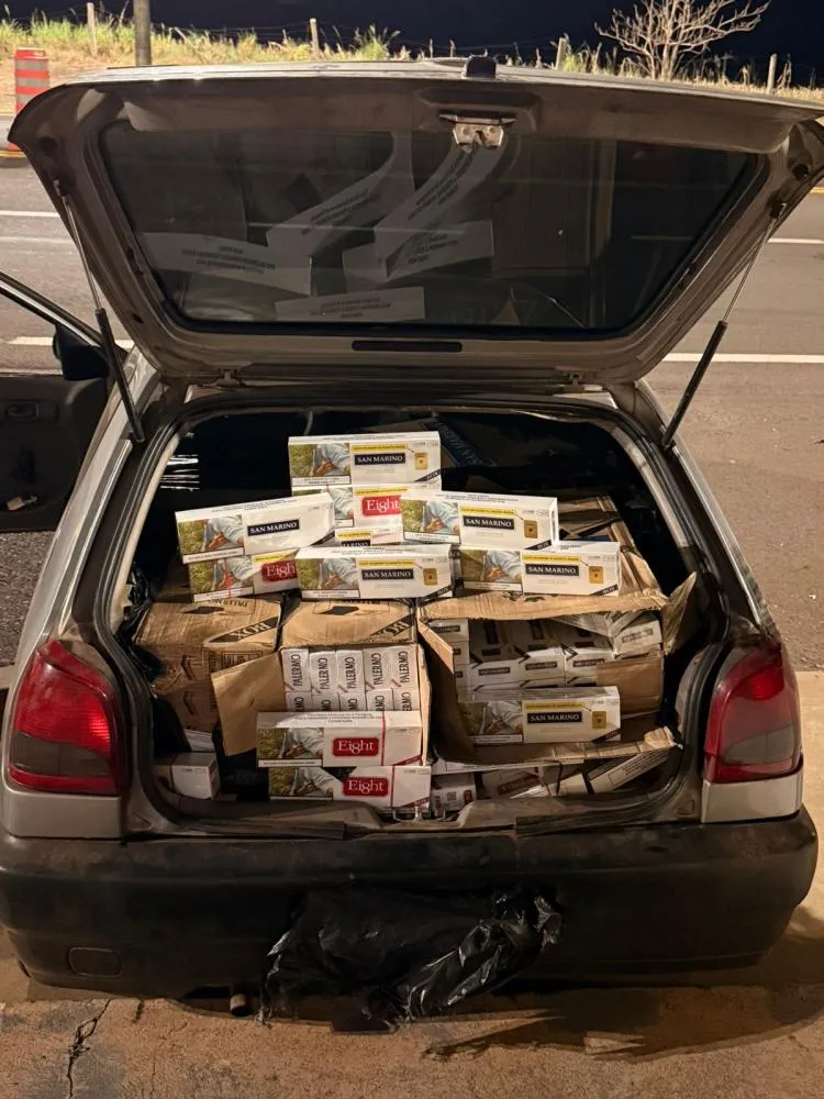 Cigarros das marcas Palermo, Eight e San Marino foram encontrados dentro de um VW Gol.