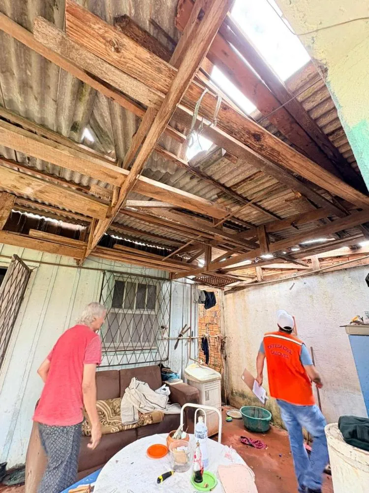 Equipes da Defesa Civil distribuem lonas e telhas às famílias atingidas pelo temporal em Cascavel.