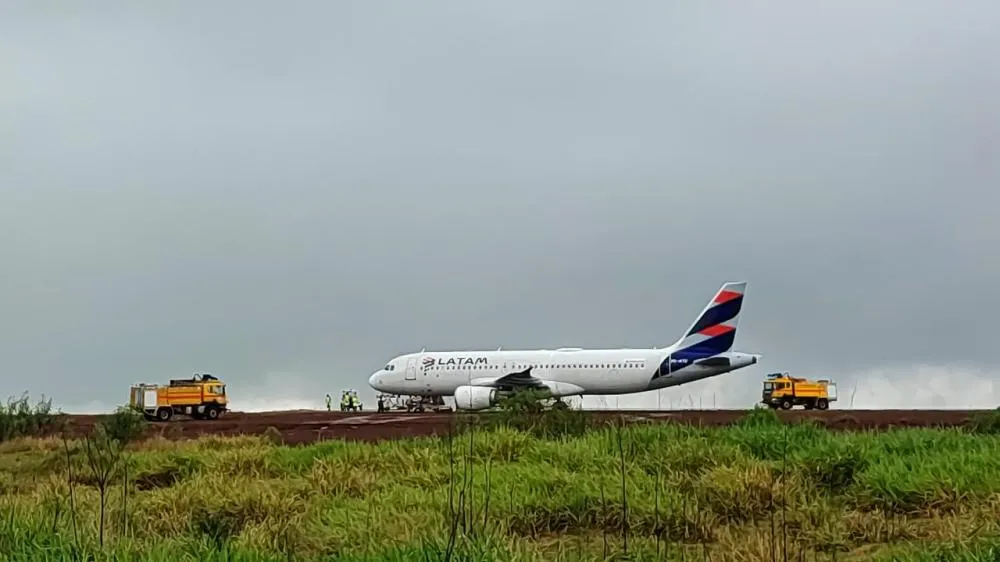 Aeronave ficou atolada em uma área ao lado da pista após o pouso em Cascavel.