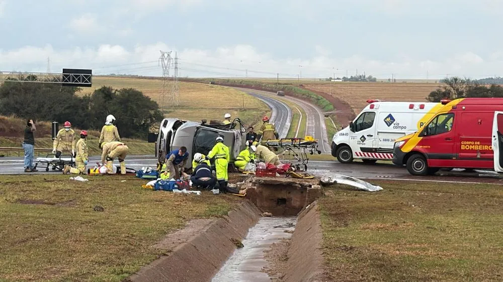 Chevrolet Onix ficou destruído após bater contra estrutura de concreto na BR-163, em Cascavel.