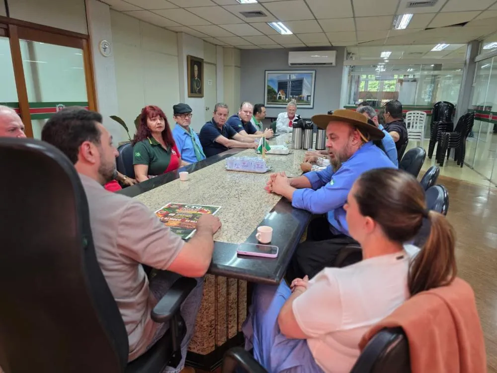Representantes do CTG Tradição Cultural apresentaram a programação da Semana Farroupilha ao prefeito Adriano Backes.