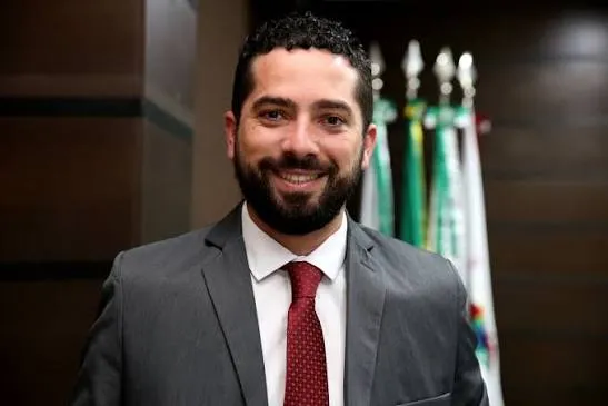 Presidente da Câmara de Cascavel alerta para mensagens falsas que tentam obter dados pessoais e dinheiro das vítimas.