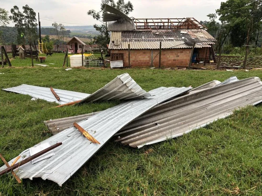 Defesa Civil mobilizou equipes para atender os estragos provocados pela chuva e pelo vento forte.