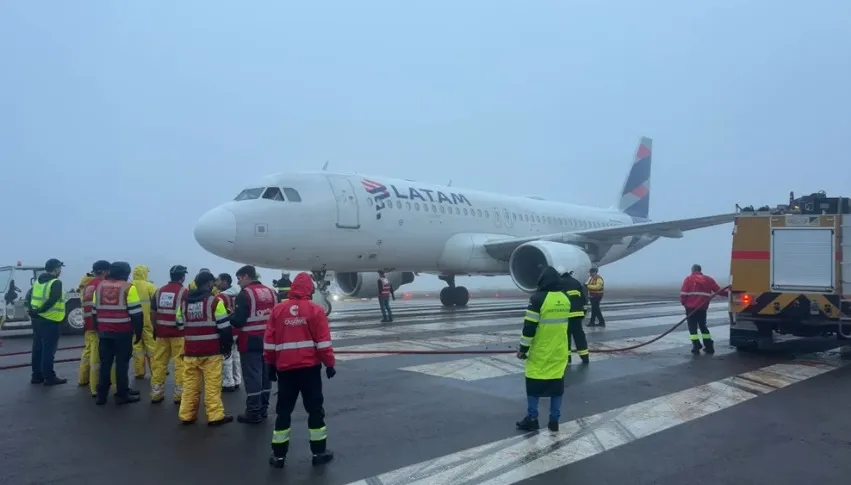 Avião da Latam foi retirado da pista do Aeroporto Regional de Cascavel durante a madrugada desta terça-feira.