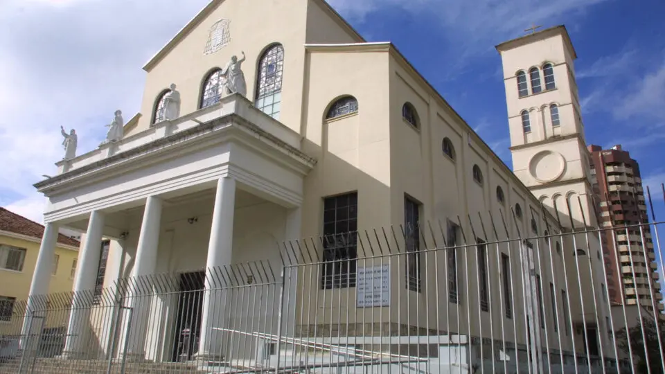 Vigília em favor de Bolsonaro é barrada por arcebispo em Curitiba