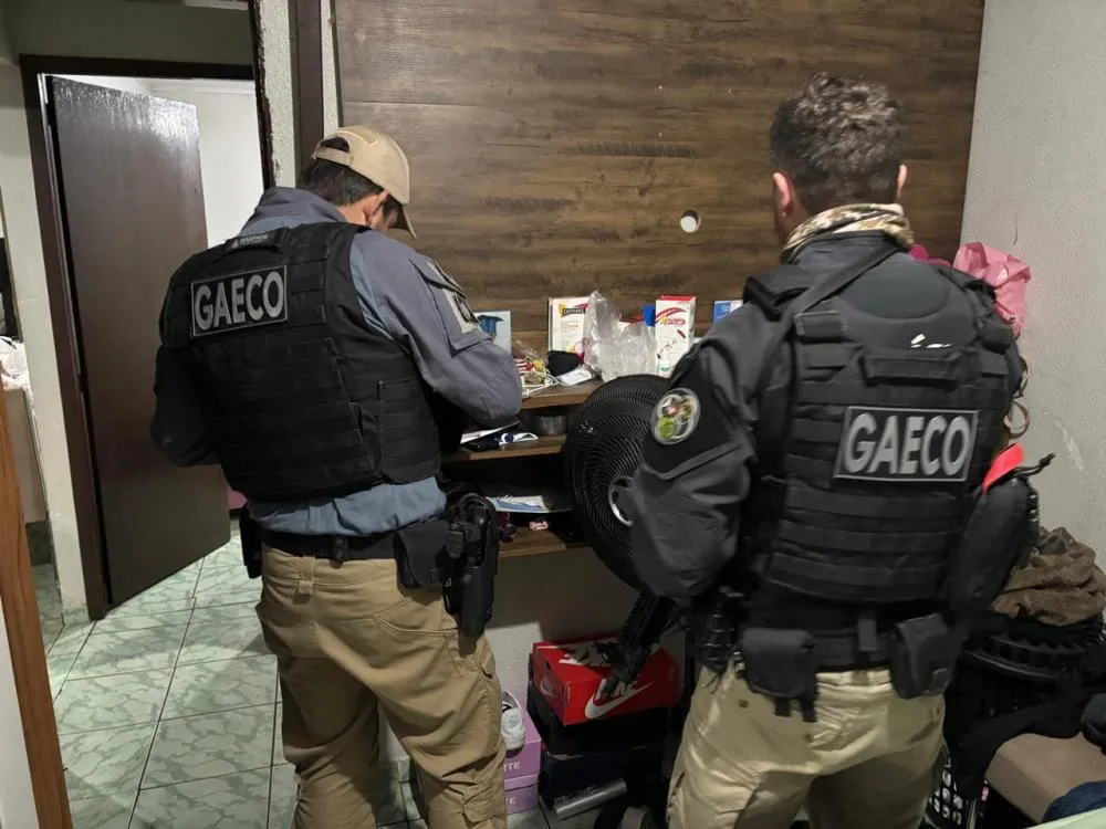 Operação do GAECO apreendeu drogas, armas, munições e outros materiais durante as buscas.