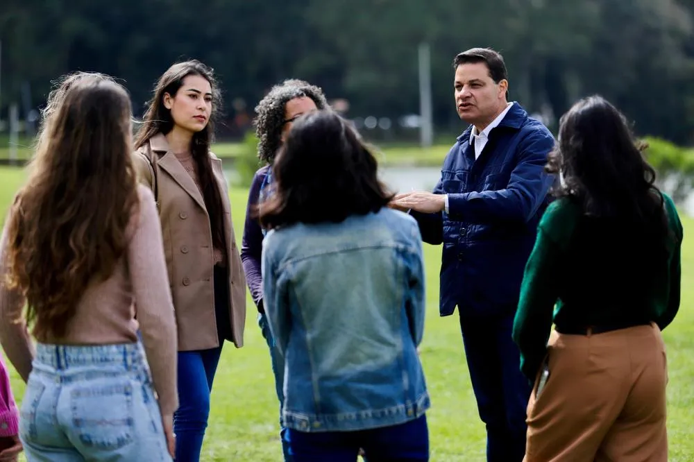 Sandro Alex apresentou propostas para ampliar o atendimento às mulheres com endometriose pelo SUS.