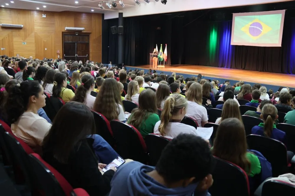Programação da Semana da Pátria reuniu estudantes e representantes de entidades em Nova Santa Rosa.