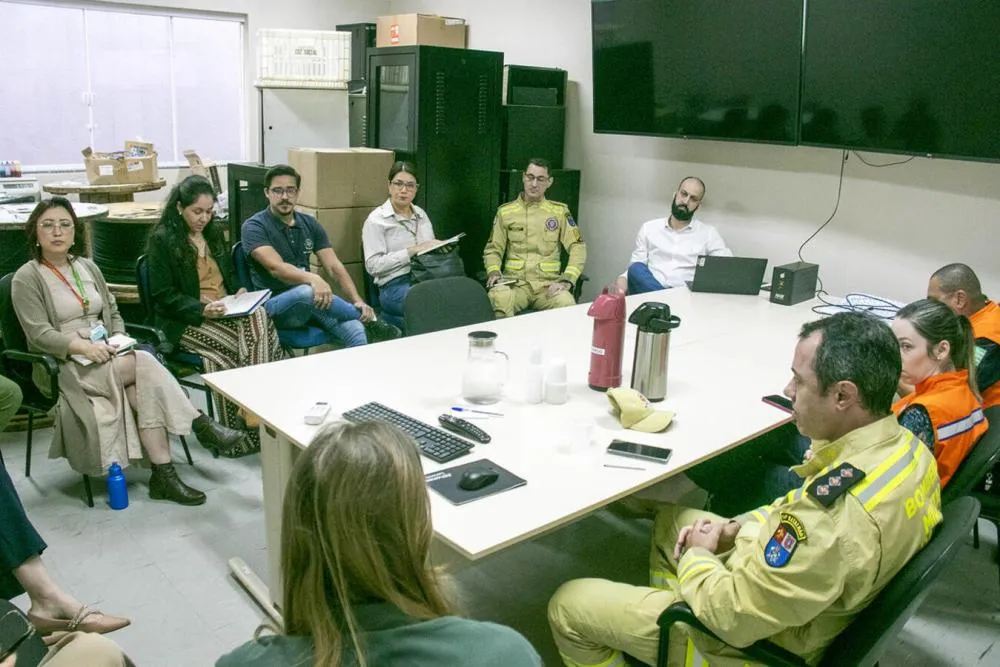 Reunião contou com representantes do município, Simepar, Corpo de Bombeiros e Unioeste.