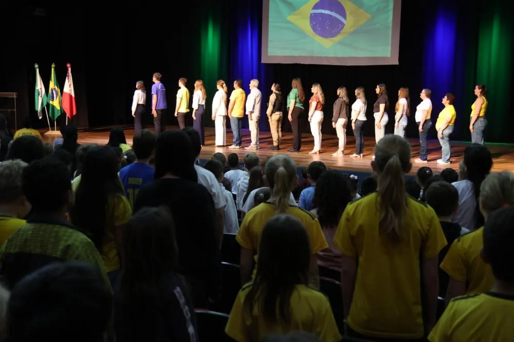 Momento cívico reuniu escolas e entidades nesta sexta-feira no Teatro Municipal Gustavo Fischer.
